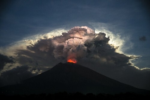 인도네시아 발리섬에 있는 아궁화산이 분화되어 화산재를 뿌리고 있다(사진=EPA/연합뉴스)