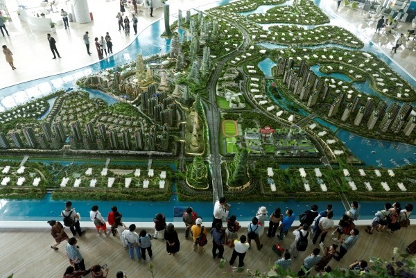 2017년 2월 21일 말레이시아 조호르 바루에 중국 부동산 개발업체 컨트리 가든 홀딩스의 '포레스트 시티' 인공섬 모형이 설치돼 있다. (사진=연합뉴스/로이터)