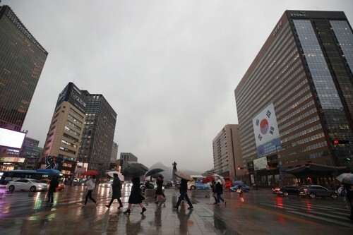 비가 내린 15일 오후 서울 광화문역 인근에서 시민들이 길을 건너고 있다.(사진=연합뉴스)