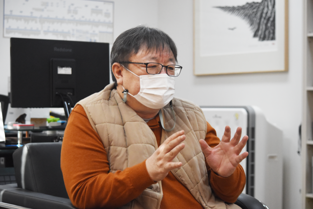 강헌 경기문화재단 대표 마스크 착용 대담 모습