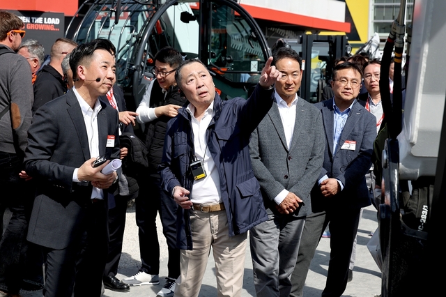 위기에도 놓지 않은 기술력⋯박정원 "근원적 경쟁력 강화 노력" - 뉴스 썸네일 이미지