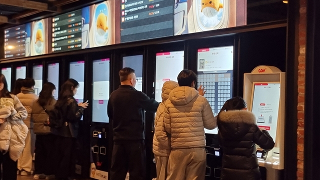 천만 영화 나와도 못 웃는 CGV... 실적 개선 언제쯤 - 뉴스 썸네일 이미지