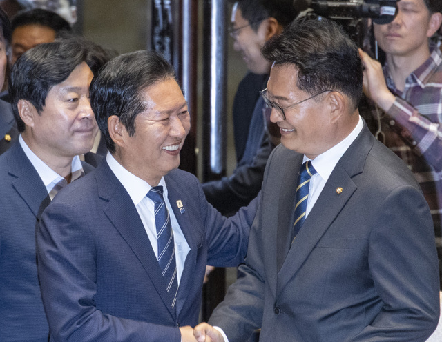 與 당권 경쟁 격화…'盧 적통'놓고 <b>송영길</b>·<b>정청래</b> 정면<b>충돌</b>