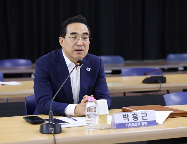 <b>박홍근</b>, <b>한국노총</b> 위원장 만나 “처우 개선 적극 검토”